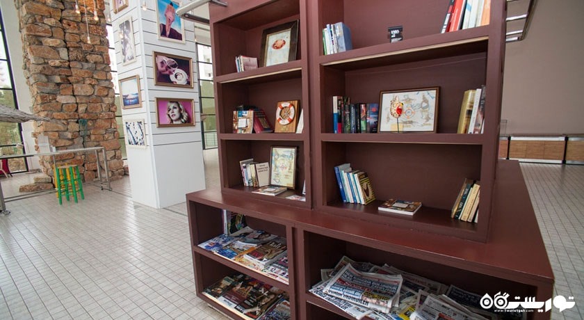 کتابخانه موجود در لابی هتل